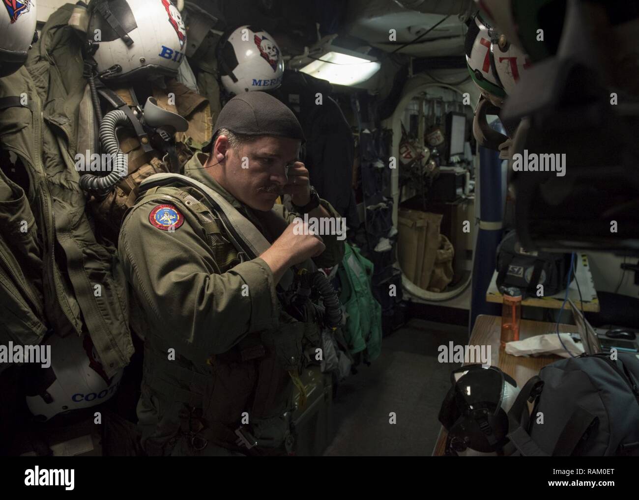 PHILLIPINE MARE (feb. 15, 2017) della Cmdr. Derek Duford, comandante della "Blue Blasters" di Strike Fighter Squadron (VFA) 34, dons equipaggiamenti di sopravvivenza a bordo della portaerei USS Carl Vinson (CVN 70). La nave e il suo supporto strike gruppo è su un pacifico occidentale la distribuzione come parte degli Stati Uniti Flotta del pacifico-led iniziativa di estendere il comando e le funzioni di controllo di Stati Uniti 3a flotta. Foto Stock