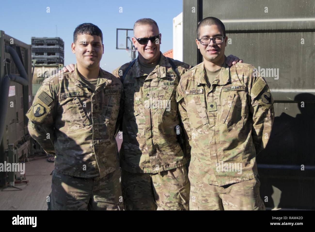 Brig. Gen. Robert D. Harter, vice comandante generale del primo supporto comando (Teatro) / comandante generale del 316supporto comando (Expeditionary), (centro), pone con SPC. Brian Ramirez, (sinistra) e SPC. Jose Perez, (destra), entrambi gli affari mortuaria specialisti con la 246Quartermaster Company (affari mortuaria), un U.S. Esercito di unità di riserva in base al di fuori della Mayaguez, Puerto Rico, a Erbil, Iraq il 3 febbraio 2017. Foto Stock