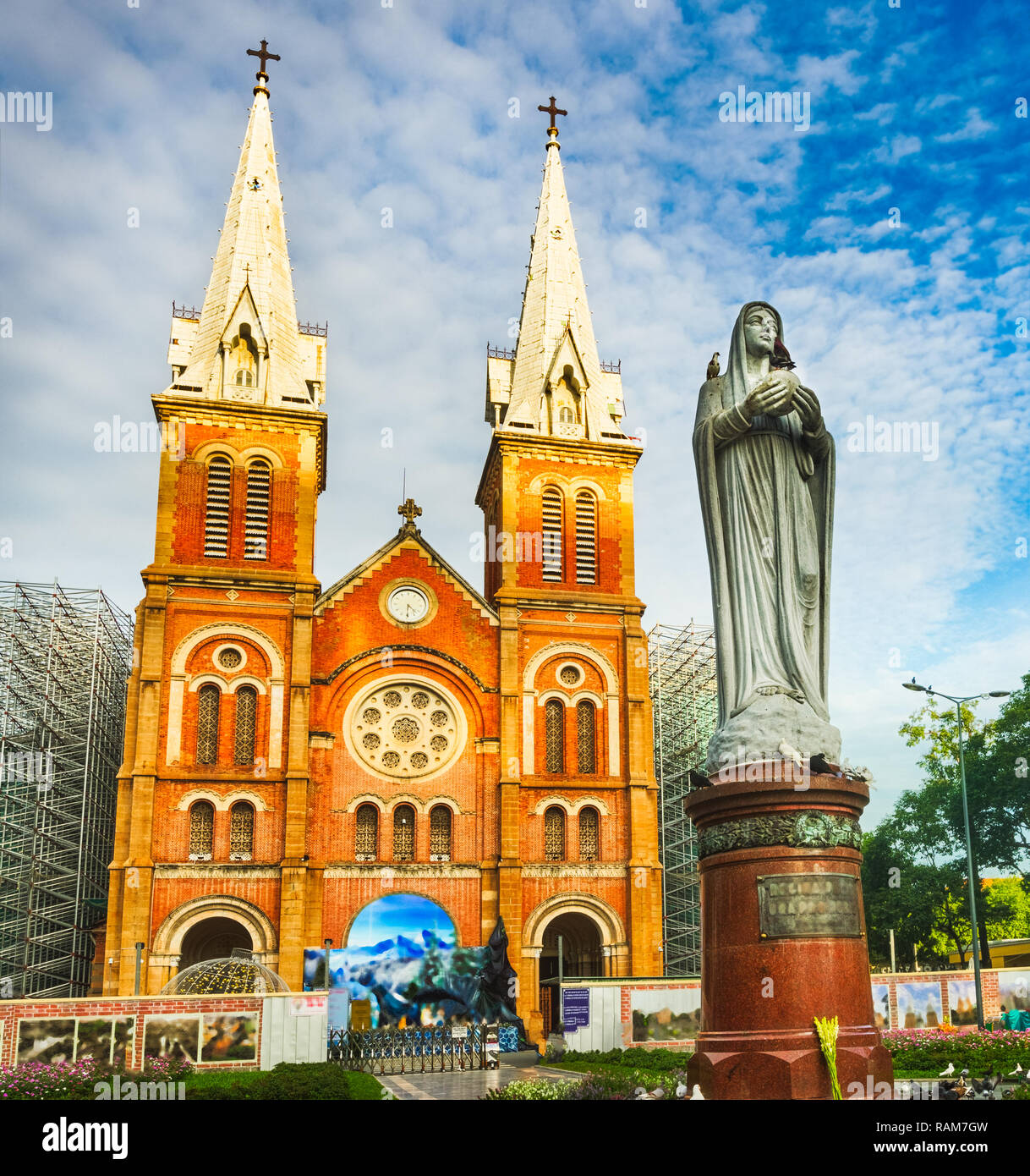 La cattedrale di Notre Dame Basilica di SAIGON in Ho Chi Minh City, Vietnam  Foto stock - Alamy