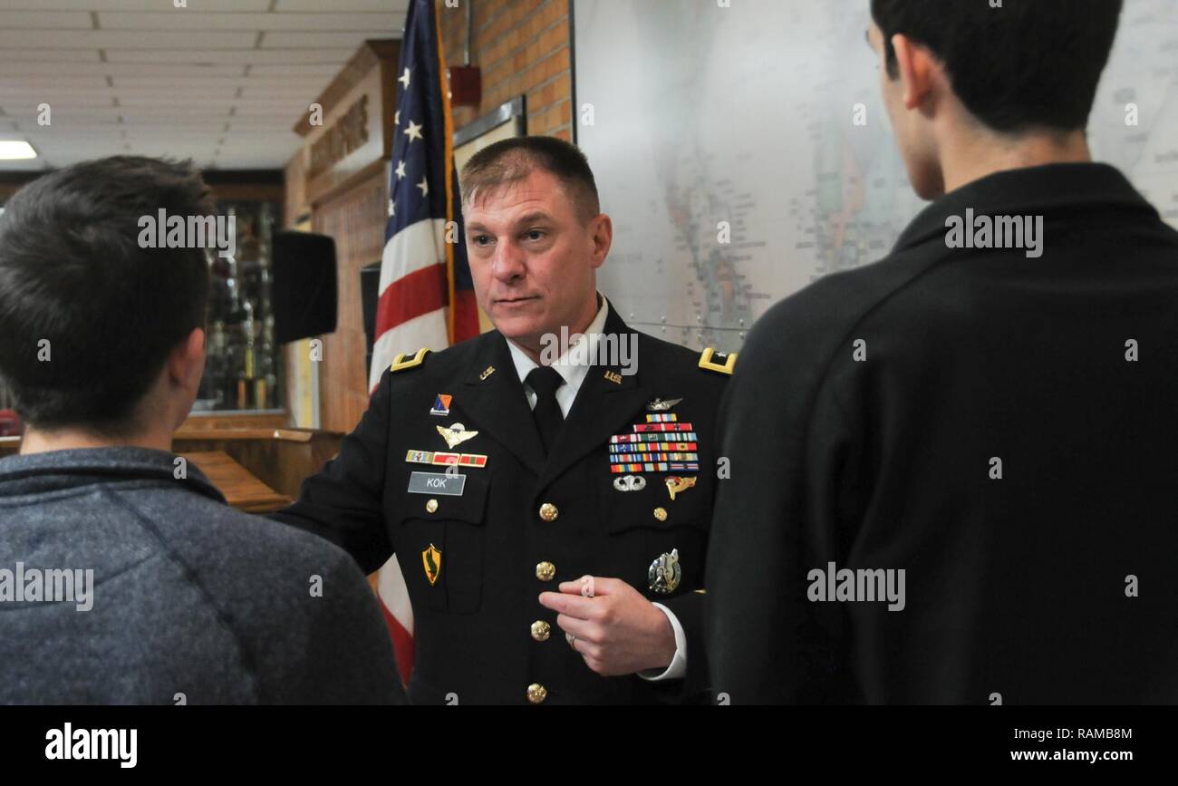 Il Mag. Gen. Troy D. Kok, Comandante generale degli Stati Uniti Esercito della riserva 99th regionale di sostegno e di comando sinistra, si impegna con gli studenti che hanno seguito la sua induzione nella Allentown High School Hall of Fame Feb. 17 nel corso di una cerimonia presso la scuola. Kok il comando ha la sua sede centrale a base comuneGuire-Dix Mc-Lakehurst e la sua area di responsabilità comprende 44.000 esercito di soldati di riserva in tutto il 13 stati del nordest. Foto Stock