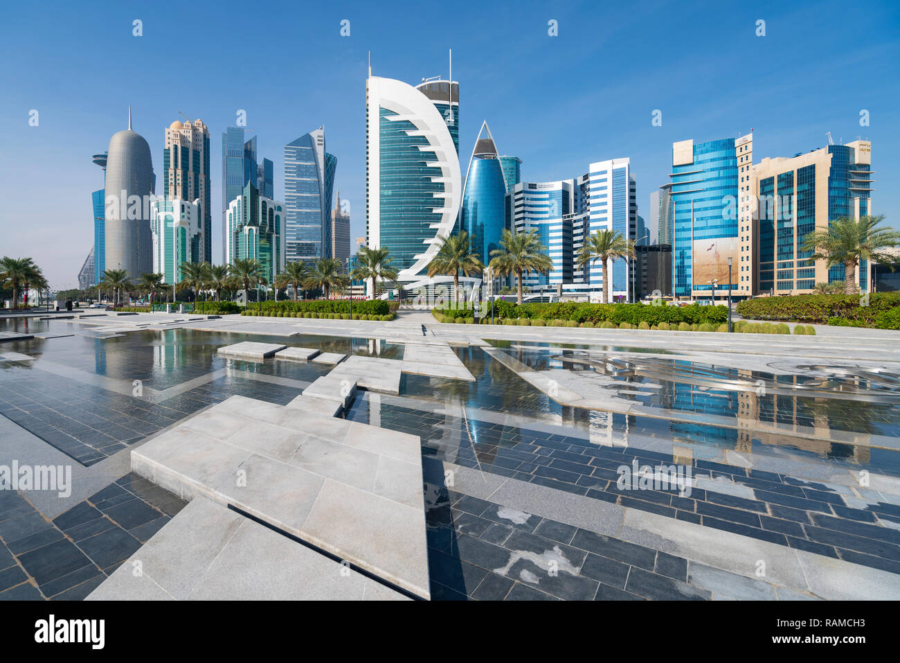 Il giorno dello Skyline di West Bay business district a Doha, in Qatar Foto Stock