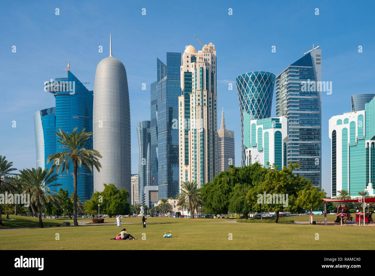 Il giorno dello Skyline di West Bay business district a Doha, in Qatar Foto Stock