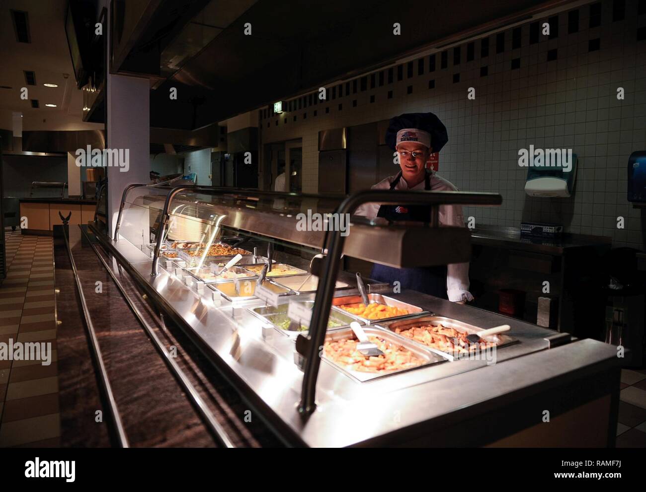 Adina Georgescu Rheinland Inn Facility cook, controlla la linea di alimenti prima di pranzo per pulizia e ordine presso il Rheinland Dining Facility su Ramstein Air Base, Germania, Feb 13, 2017. La forza di 786th squadrone di supporto supporta una popolazione di più di 9 mila Avieri, American civili, cittadini locali e il personale da più di tre dozzine di paesi. Foto Stock