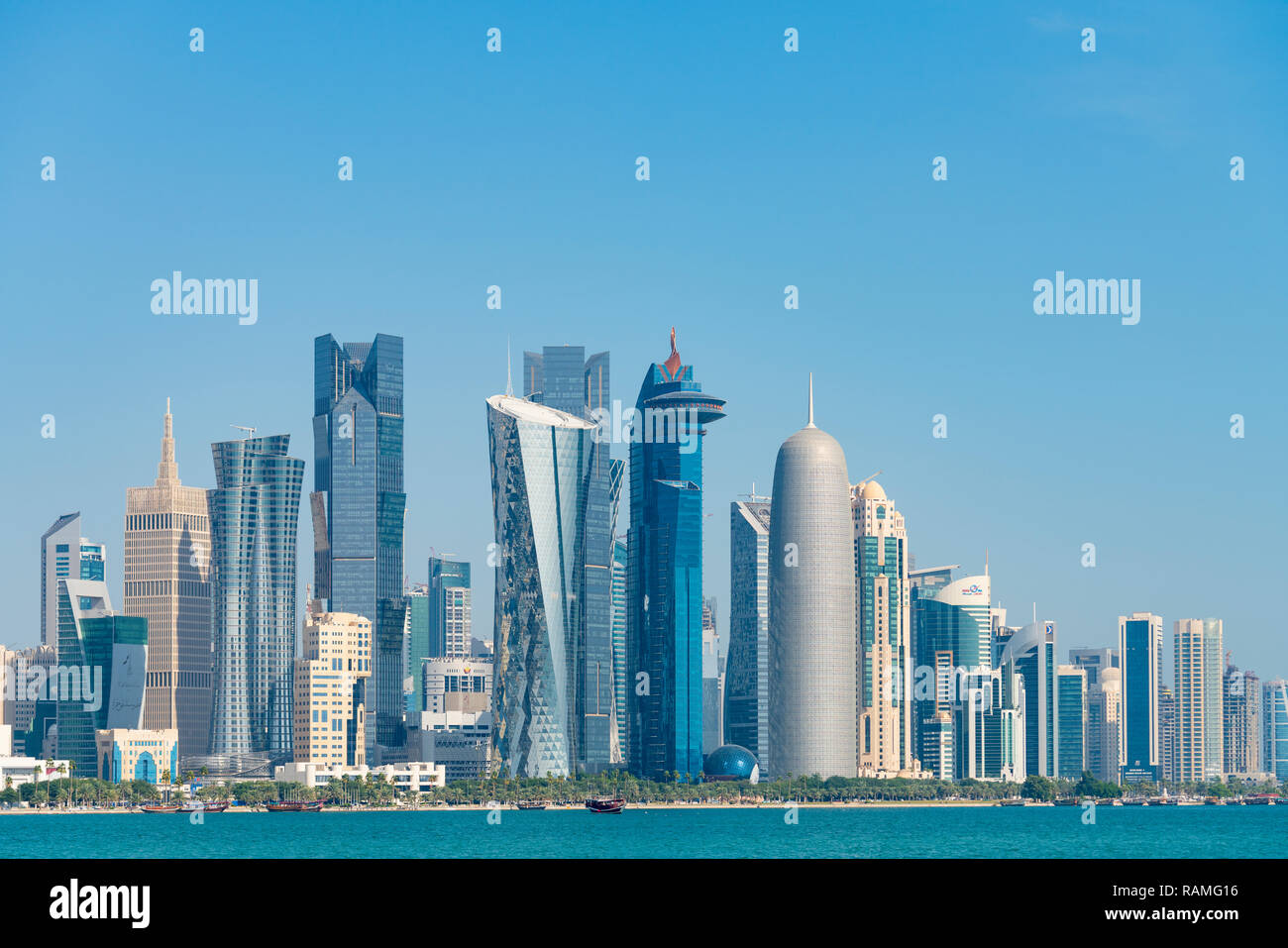 Il giorno dello Skyline di West Bay business district dal Corniche a Doha, in Qatar Foto Stock