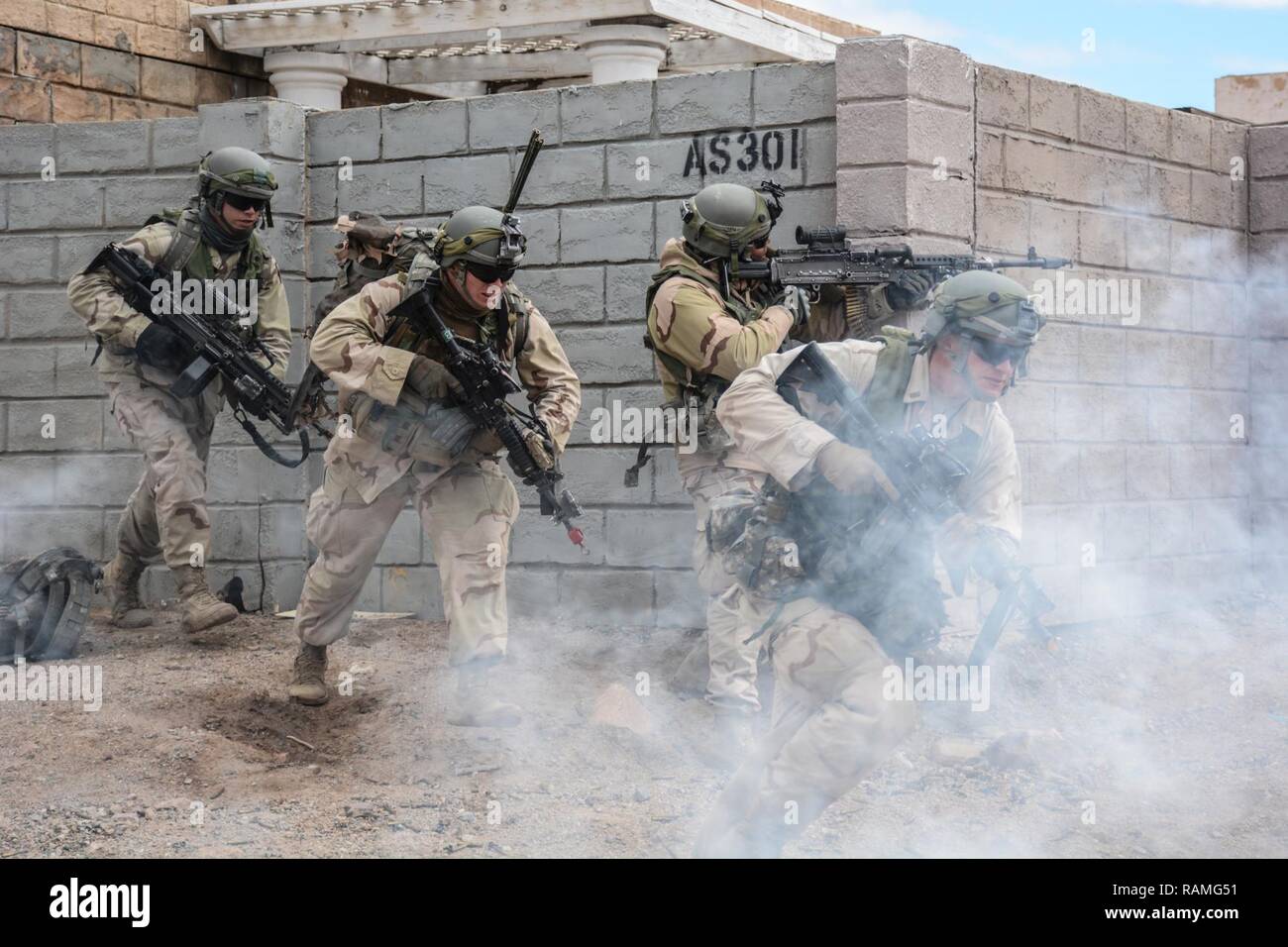FORT IRWIN, California - I soldati dal 1° Stormo, undicesimo Armored reggimento di cavalleria manovra attraverso la cittadina di Barasu nel Centro Nazionale di allenamento mentre si tenta di riconquistare la città svoltasi dal 2° Brigata corazzate contro la squadra, 1° Divisione di cavalleria, Feb.20, 2017. Lo scopo di questa esercitazione è stata la sfida a 2/1 ABCT la capacità di combattere smontata opposizione difendendo un urbano obiettivo n. Foto Stock