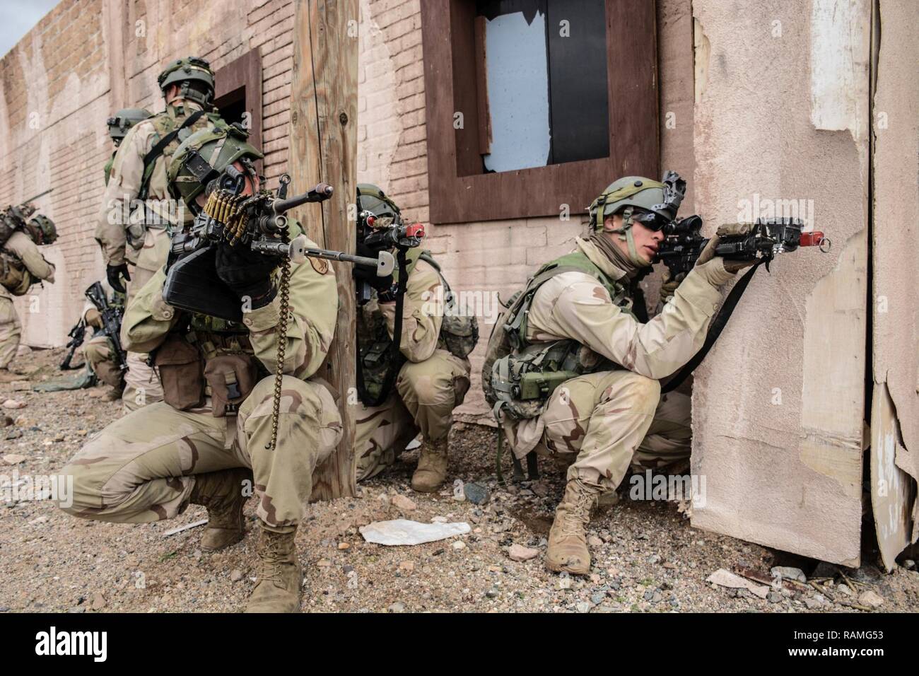 FORT IRWIN, California - I soldati da Blackjack truppa, 1° Stormo, undicesimo Armored reggimento di cavalleria di difendere la loro posizione durante il tentativo di riconquistare la città svoltasi dal 2° Brigata corazzate Team di combattimento nella città di Barasu nel Centro Nazionale di allenamento, il 20 febbraio, 2017. Il 2/1 ABCT's assalto su Barasu testato la loro capacità di difendere un urbano obiettivo mentre la lotta contro una forza di contrasto. Foto Stock