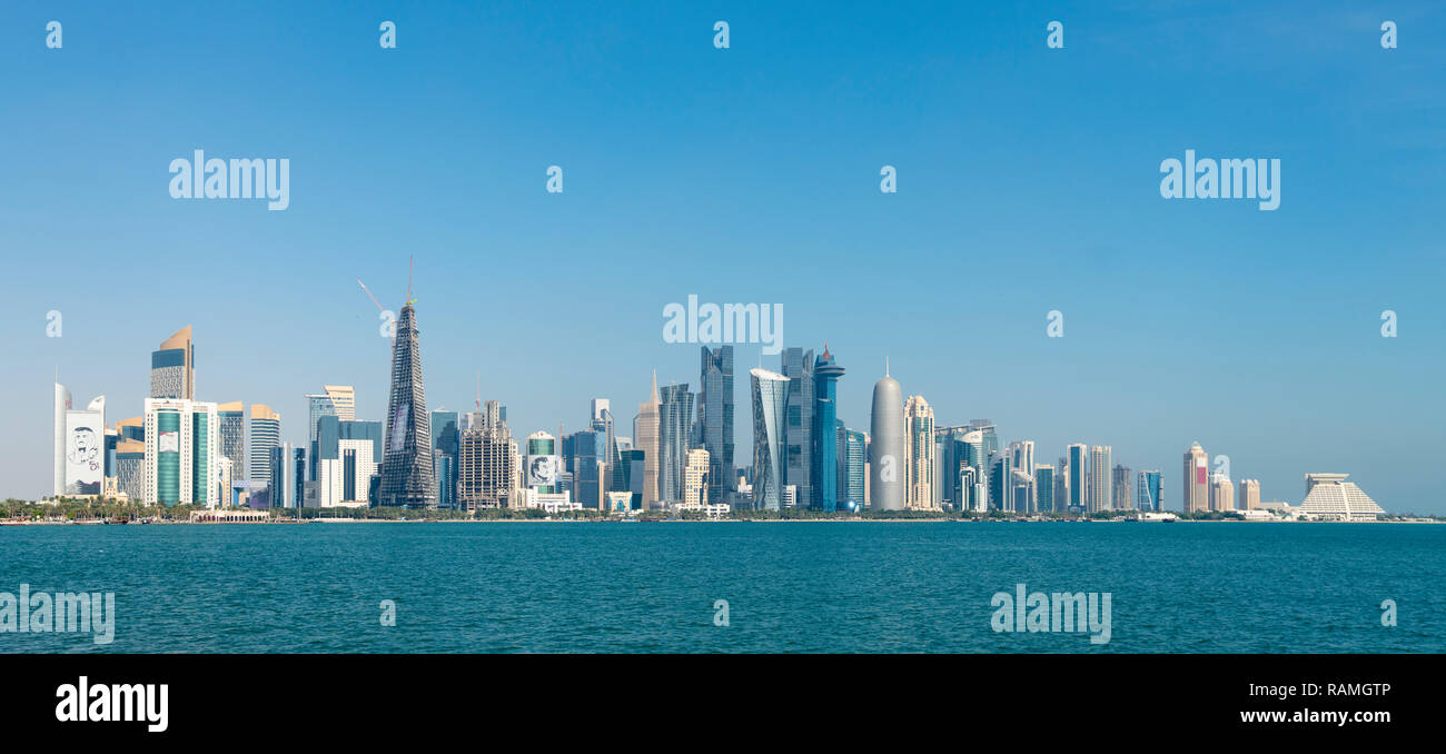 Il giorno dello Skyline di West Bay business district dal Corniche a Doha, in Qatar Foto Stock