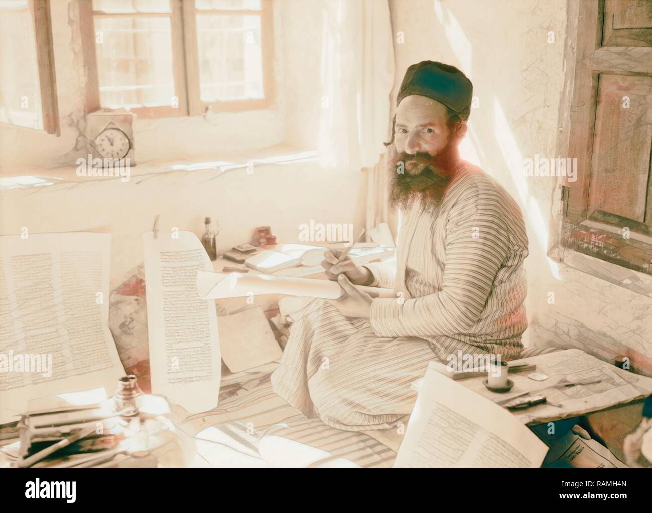Ebrea ortodossa scriba, Shlomo Washadi scrivendo la Torah su pergamena 1934, Medio Oriente, Israele e/o la Palestina reinventato Foto Stock