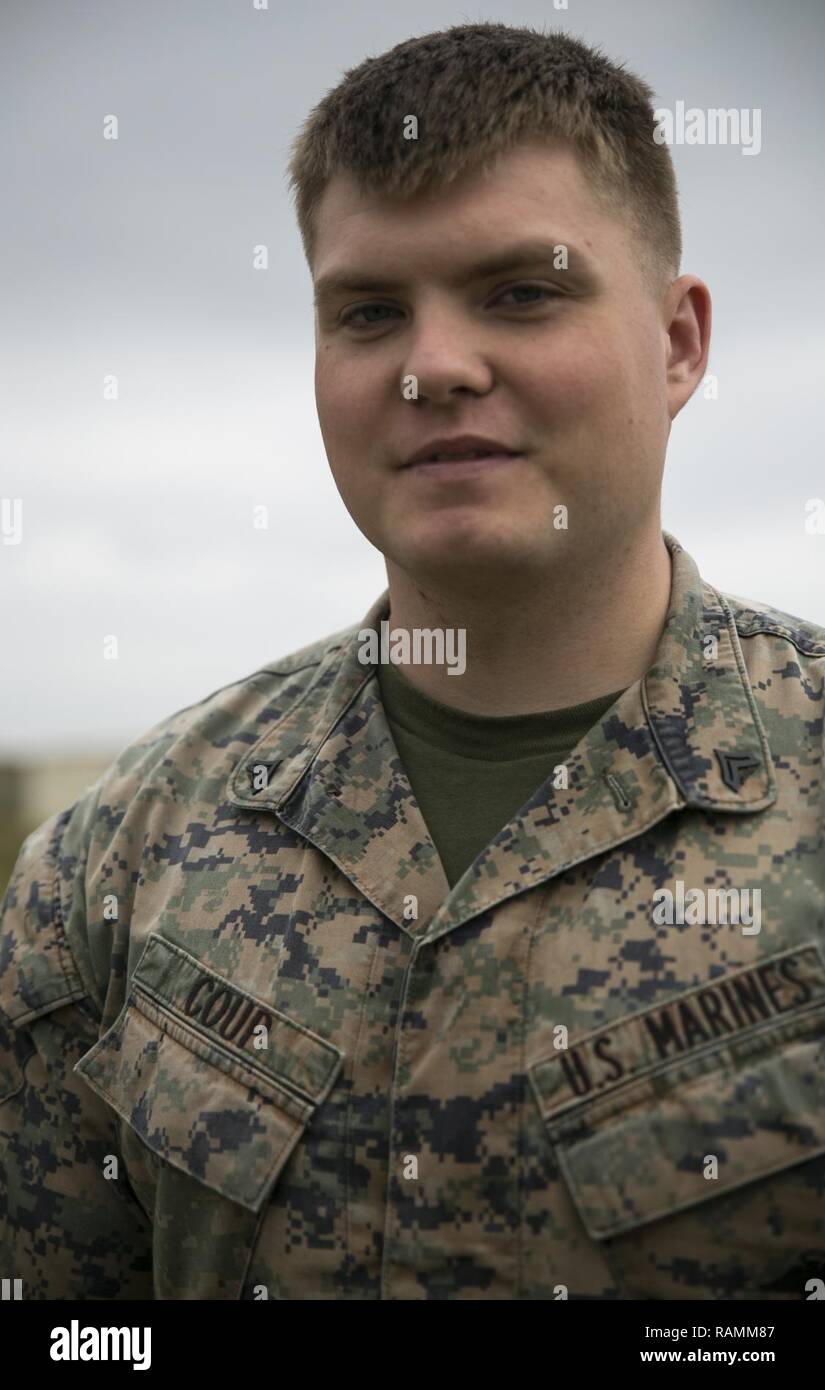 Cpl. Nickolas A. colpo di Stato, un anti-serbatoio missileman con armi Company, 3d Battaglione, 8° Reggimento Marine, da Ridgeland, Carolina del Sud arriva a Kadena Air Base sull'isola di Okinawa, in Giappone, 24 febbraio 2017 come parte della distribuzione di unità di programma. Marines e marinai sono tutti in avanti distribuito al 4° Reggimento Marine, 3d Divisione Marine, III Marine Expeditionary Force. Foto Stock