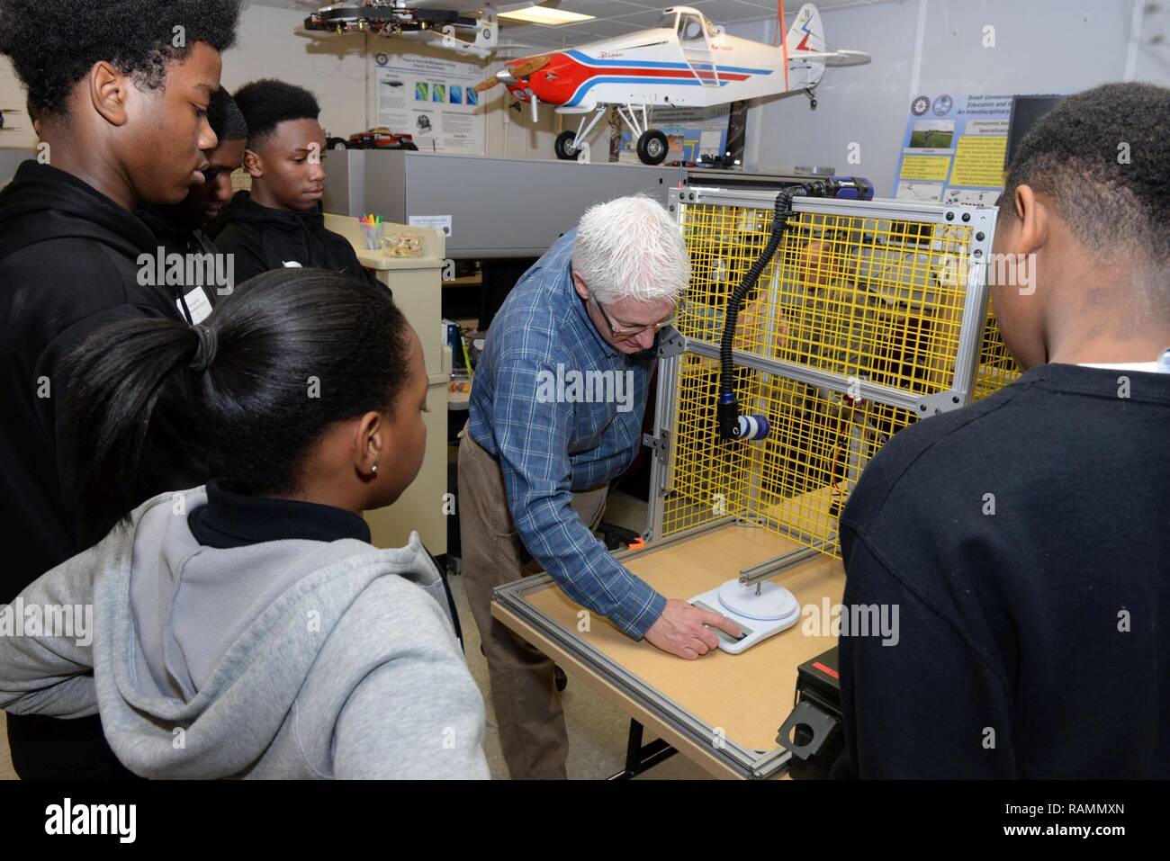 Rick Patton, Air Force Institute of Technology ingegnere personale dimostra un propulsore da banco di prova per il vapore Accademia di Dayton gli studenti durante gli ingegneri nazionale settimana a Wright-Patterson Air Force Base in Ohio, Feb 23, 2017. Gli ingegneri nazionale settimana aumenta il dialogo pubblico circa la necessità per gli ingegneri. Foto Stock