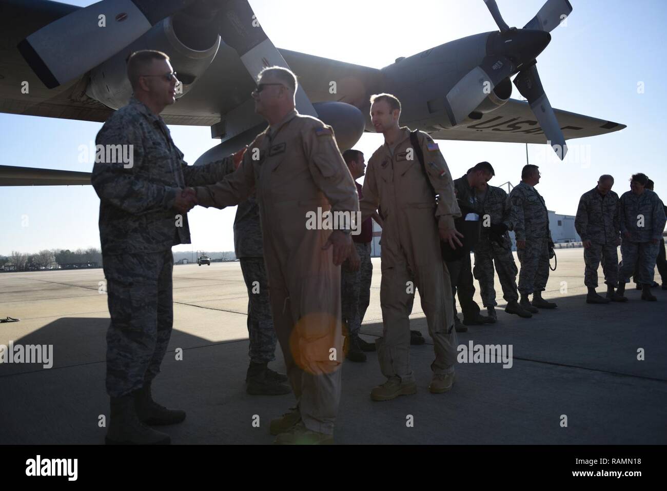 Il brigadiere generale Roger E. Williams (sinistra) stringe la mano e dice addio a una distribuzione di N.C. Air National Guardsman chi è in partenza per supportare il funzionamento libertà di sentinella, mentre sul flightlint del North Carolina Air National Guard Base, l'Aeroporto Internazionale Charlotte Douglas, Feb 24, 2017. È la distribuzione finale utilizzando il C-130 aereo modello prima che l'unità delle transizioni al usando C-17's. Foto Stock