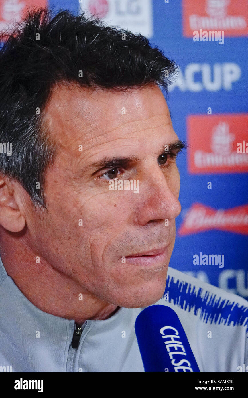 Chelsea FC di allenamento, Cobham, Surrey, Regno Unito. 4 gennaio, 2019. Chelsea Football Club Assistant Manager, Gianfranco ZOLA (Italia ) i colloqui con la stampa prima del suo team FA Cup terzo round in abbinamento con il Nottingham Forest FC domani a Stamford Bridge Credito: Motofoto/Alamy Live News Foto Stock