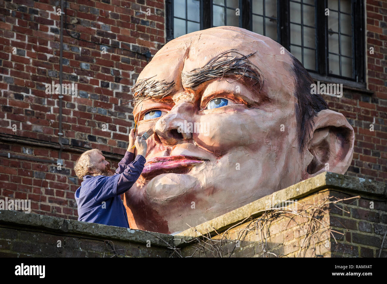 Chartwell House, Kent, Regno Unito. 4 gennaio 2019. La figura mostra l'artista Patrick giovenco da Brighton, rendendo il tocco finale alla sua scultura di Winston Churchill, una delle installazioni di arte incluso nella mostra "Chi è stato Winston Churchill?' outdoor arte contemporanea trail a Chartwell House. La mostra corre a fianco di "una storia di Winston Churchill in 50 oggetti' concentrandosi sulla vita straordinaria di Sir Winston Churchill, dal 12 Gennaio - Domenica 24 febbraio 2019 Credit: Jeff Gilbert/Alamy Live News Foto Stock