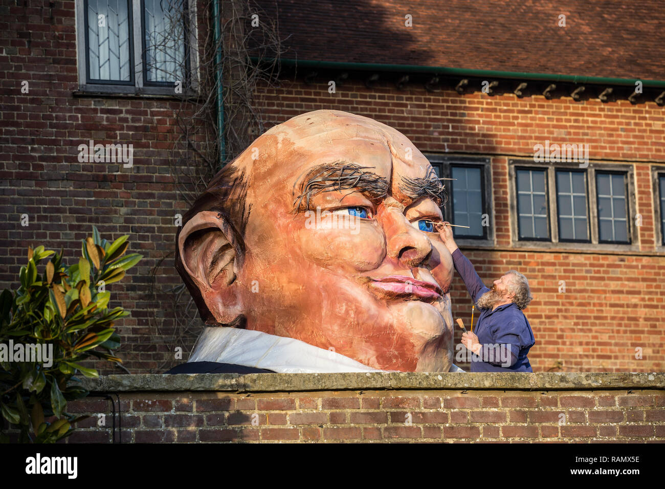 Chartwell House, Kent, Regno Unito. 4 gennaio 2019. La figura mostra l'artista Patrick giovenco da Brighton, rendendo il tocco finale alla sua scultura di Winston Churchill, una delle installazioni di arte incluso nella mostra "Chi è stato Winston Churchill?' outdoor arte contemporanea trail a Chartwell House. La mostra corre a fianco di "una storia di Winston Churchill in 50 oggetti' concentrandosi sulla vita straordinaria di Sir Winston Churchill, dal 12 Gennaio - Domenica 24 febbraio 2019 Credit: Jeff Gilbert/Alamy Live News Foto Stock