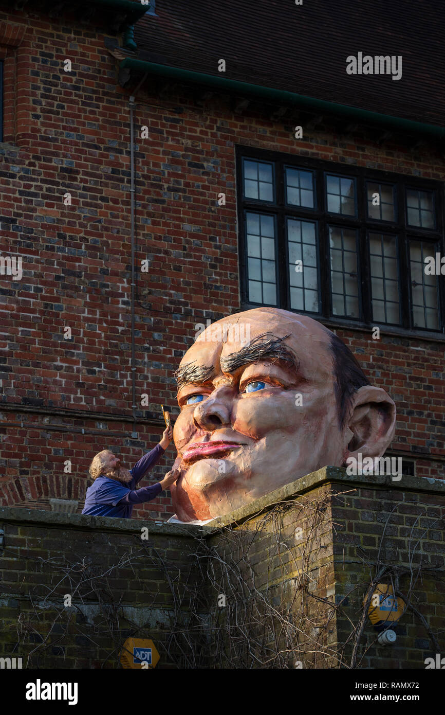 Chartwell House, Kent, Regno Unito. 4 gennaio 2019. La figura mostra l'artista Patrick giovenco da Brighton, rendendo il tocco finale alla sua scultura di Winston Churchill, una delle installazioni di arte incluso nella mostra "Chi è stato Winston Churchill?' outdoor arte contemporanea trail a Chartwell House. La mostra corre a fianco di "una storia di Winston Churchill in 50 oggetti' concentrandosi sulla vita straordinaria di Sir Winston Churchill, dal 12 Gennaio - Domenica 24 febbraio 2019 Credit: Jeff Gilbert/Alamy Live News Foto Stock