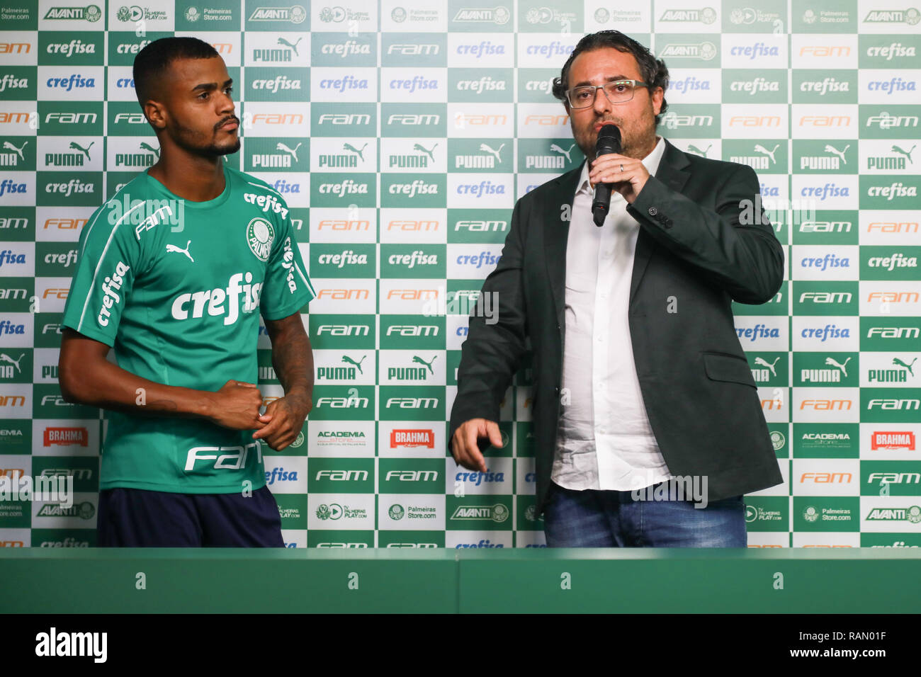 SÃO PAULO, SP - 04.01.2019: TREINO DO PALMEIRAS - Il Direttore di calcio Alexandre Mattos presenta un nuovo rinforzo del team, Felipe Pires durante una conferenza stampa prima del Palmeiras formazione, tenutasi presso la Accademia di calcio situato nella Barra Funda quartiere di São Paulo (SP). (Foto: Ricardo Moreira/Fotoarena) Foto Stock