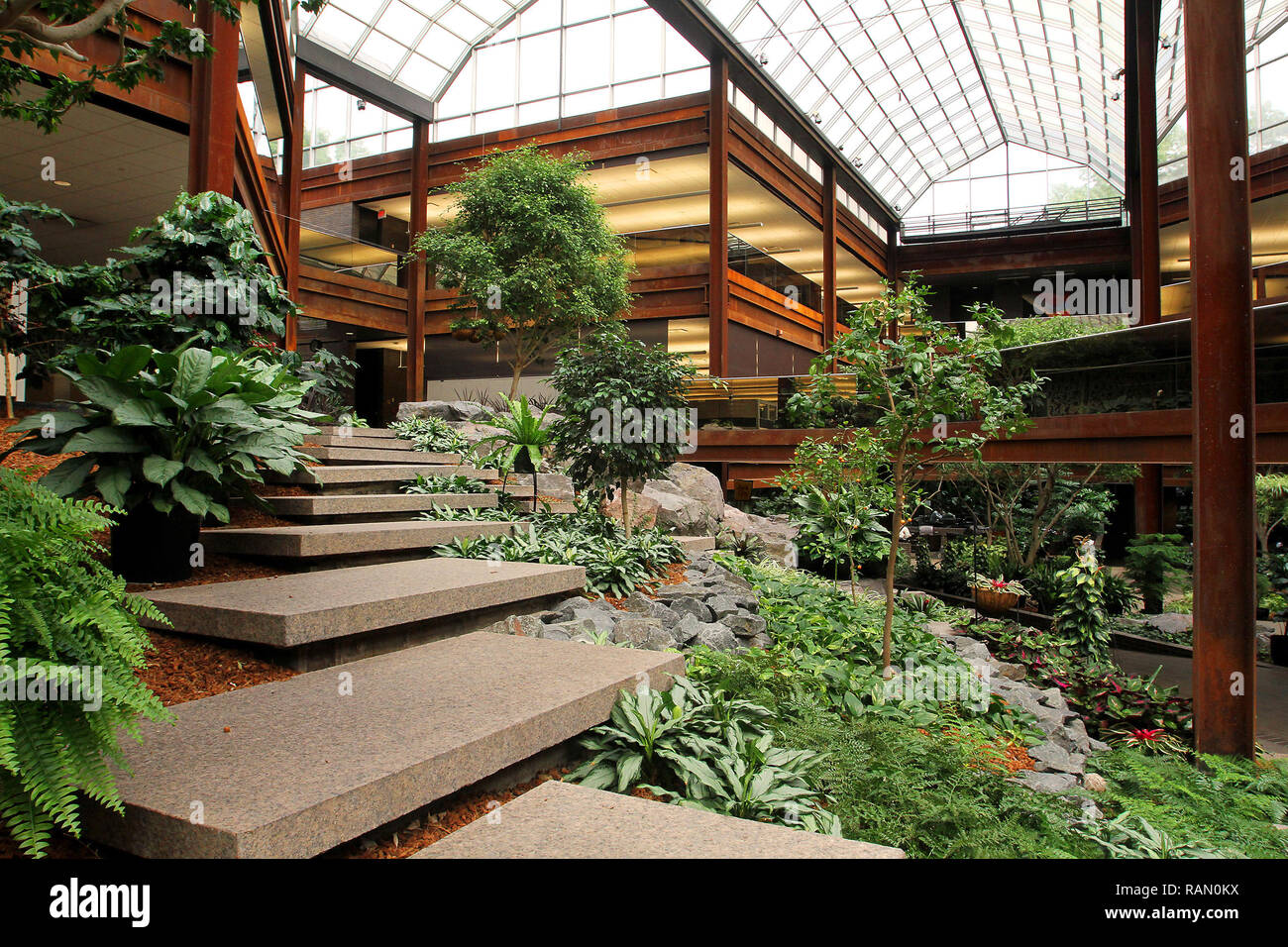 Moline, Iowa, USA. 28 Maggio, 2014. In passato da sei a sette anni, il complesso stata revisionata con nuova energia-efficiente di windows, nuova moquette, illuminazione a LED, riconfigurazione degli spazi di lavoro e altri rispettosi dell'ambiente gli aggiornamenti. ''Stiamo cercando di essere verde come possiamo essere, ma continua a mantenere l'immagine dell'edificio, ' Craig Mack detto. Credito: Kevin E. Schmidt/Quad-City volte/ZUMA filo/Alamy Live News Foto Stock