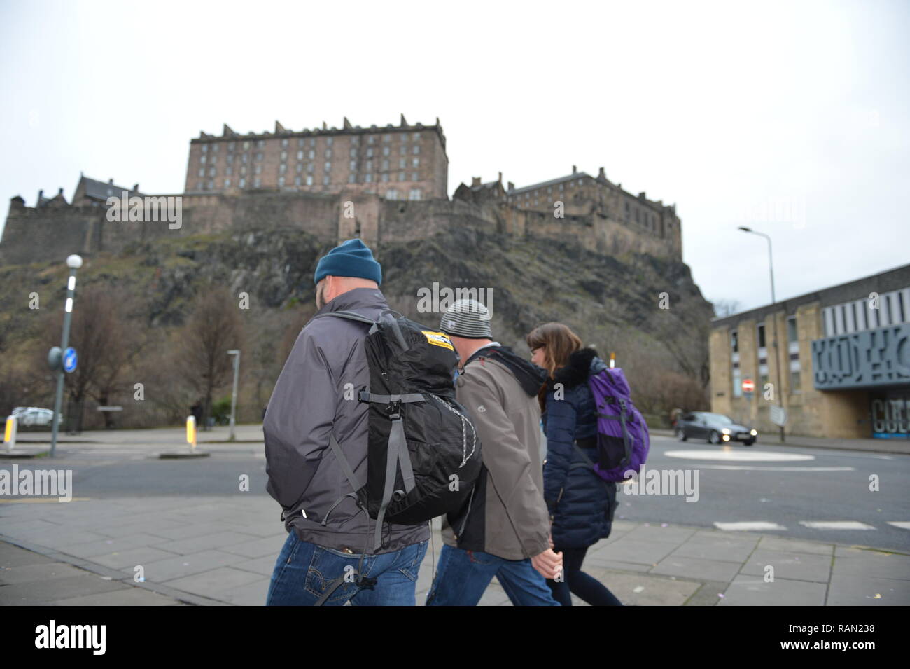 Edimburgo, Scozia, Regno Unito. 4 gennaio, 2019. La sanità pubblica Il Ministro Joe FitzPatrick unisce l'accesso di Edimburgo pratica Street Outreach farmacista su un aborigeno intorno a Edimburgo. Il servizio fornisce un essenziale di cure sanitarie primarie per senzatetto pazienti (sinistra - destra: David Miller - Consigliere Streetwork; Joe FitzPatrick - Sanità pubblica Ministro; Lauren Gibson - Outreach farmacista). Edinburgh, Regno Unito - 4° gennaio 2019. Credito: Colin Fisher/Alamy Live News Foto Stock