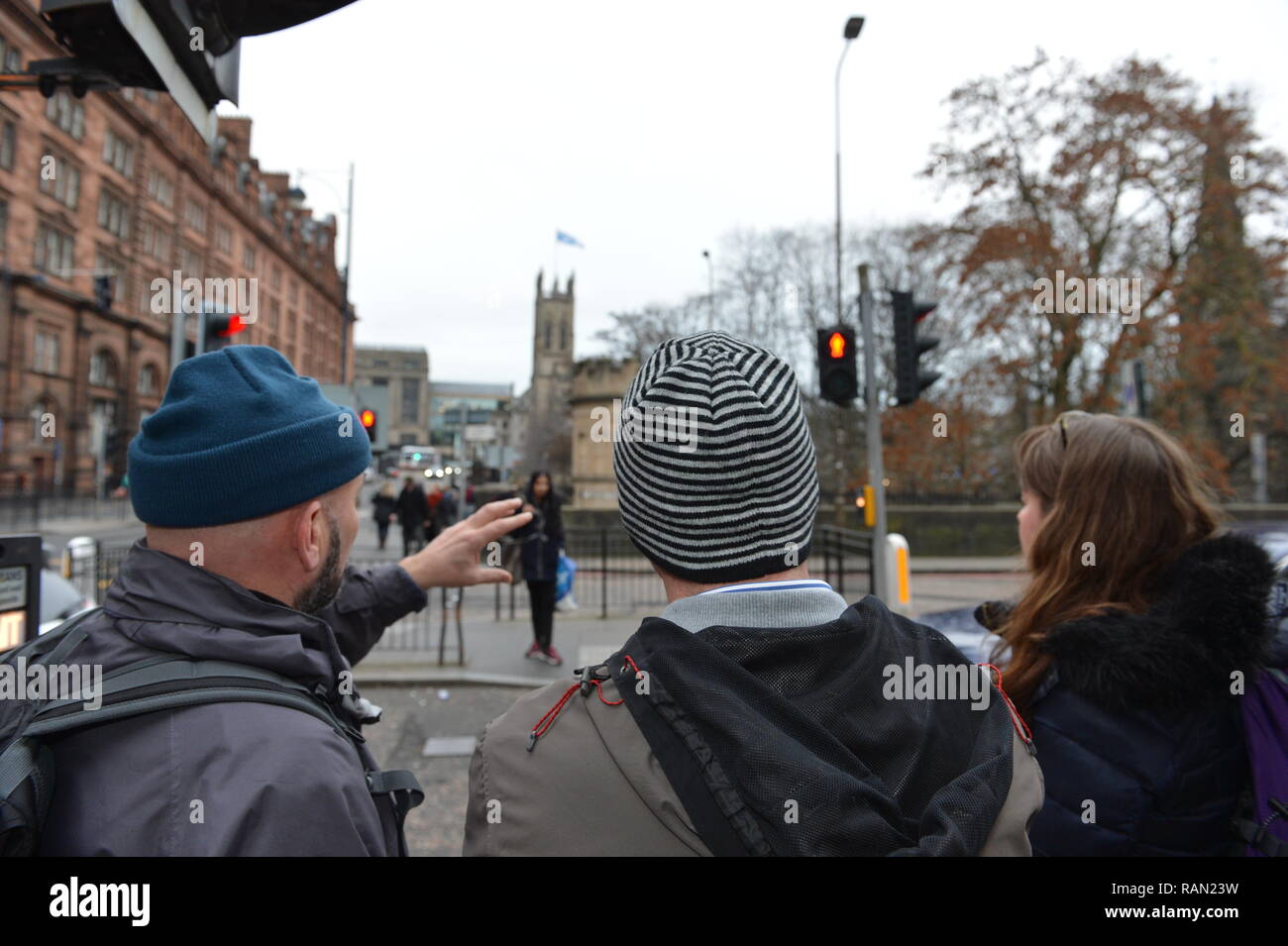 Edimburgo, Scozia, Regno Unito. 4 gennaio, 2019. La sanità pubblica Il Ministro Joe FitzPatrick unisce l'accesso di Edimburgo pratica Street Outreach farmacista su un aborigeno intorno a Edimburgo. Il servizio fornisce un essenziale di cure sanitarie primarie per senzatetto pazienti (sinistra - destra: David Miller - Consigliere Streetwork; Joe FitzPatrick - Sanità pubblica Ministro; Lauren Gibson - Outreach farmacista). Edinburgh, Regno Unito - 4° gennaio 2019. Credito: Colin Fisher/Alamy Live News Foto Stock