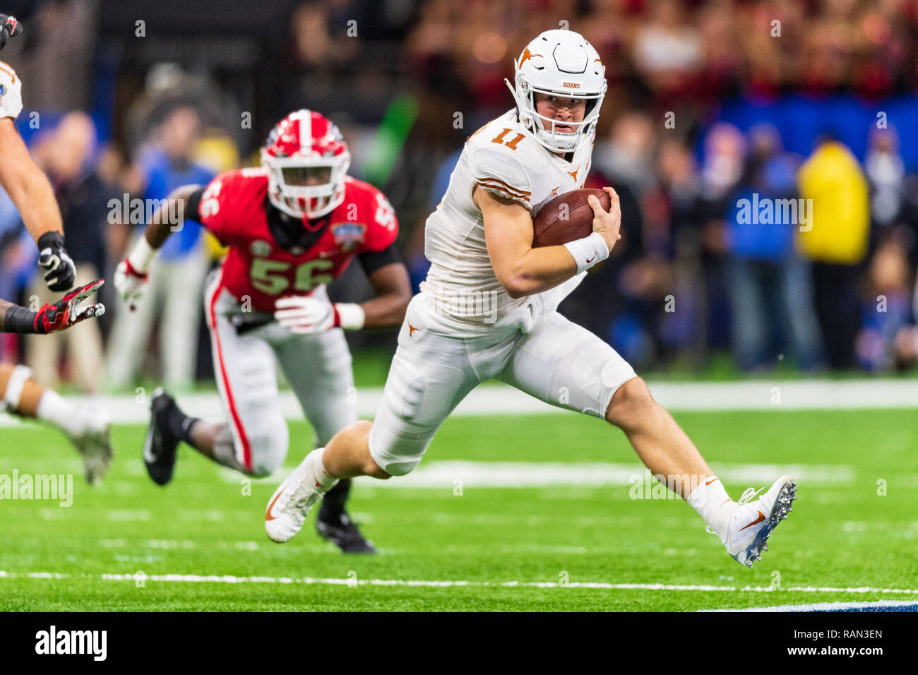 Texas Longhorns quarterback Sam Ehlinger (11) durante l'Allstate Sugar Bowl NCAA College Football Bowl gioco tra la Georgia e Texas Martedì 1 Gennaio 2019 presso la Mercedes-Benz Superdome di New Orleans, LA. Giacobbe Kupferman/CSM Foto Stock