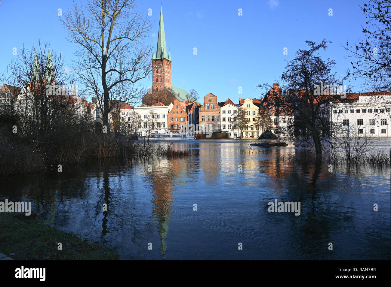Lubecca, Germania, 2 gennaio 2019: alta acqua nel fiume Trave nella famosa città turistica di Lubecca, Germania, cielo blu, spazio di copia Foto Stock