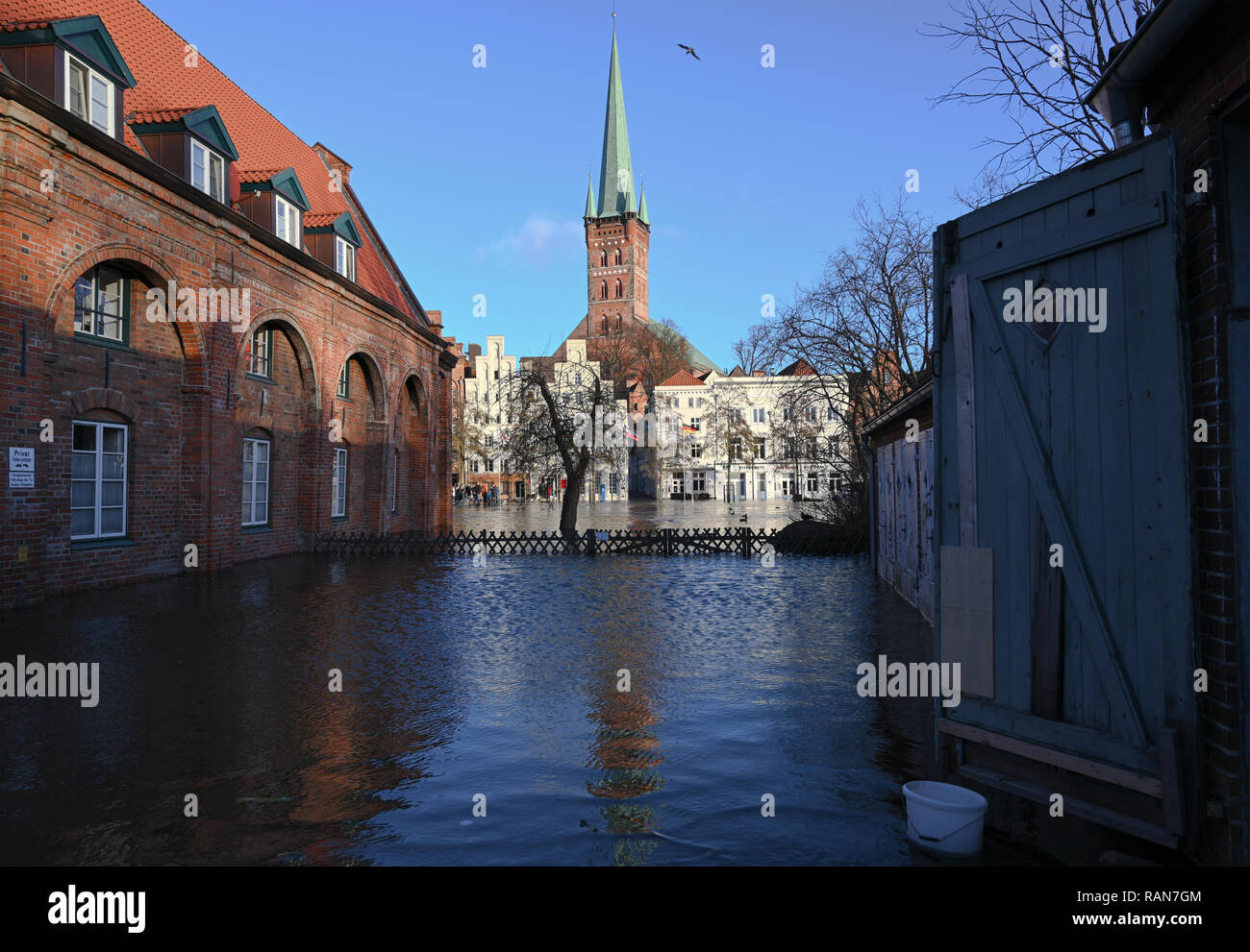 Lubecca, Germania, 2 gennaio 2019: alta acqua nel fiume Trave allagato la storica città vecchia di Lubecca, Germania, cielo blu, spazio di copia Foto Stock