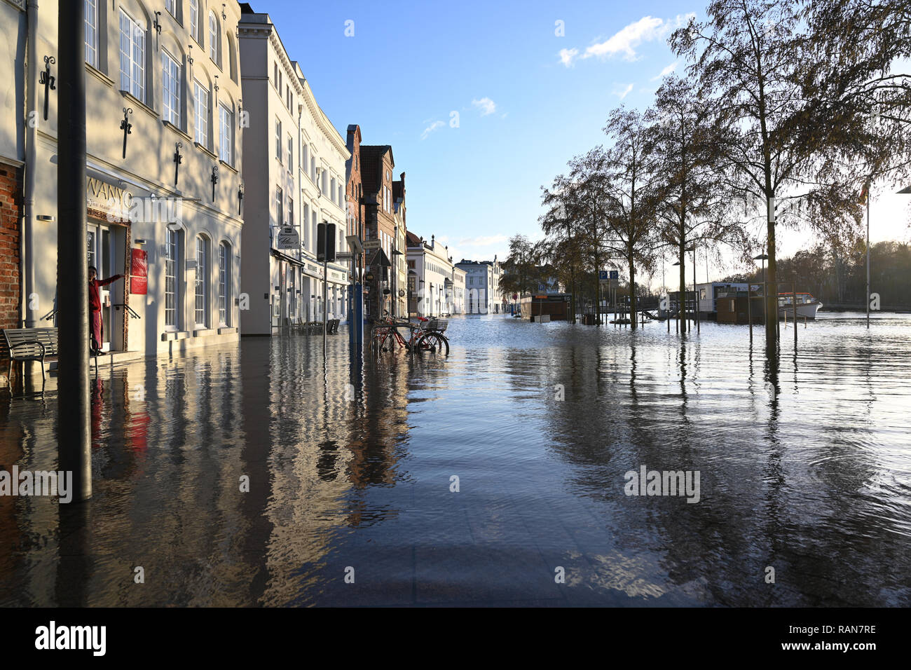 Lubecca, Germania, 2 gennaio 2019: alluvione del fiume Trave nella storica città vecchia di Lubecca, Germania, cielo blu, spazio di copia Foto Stock