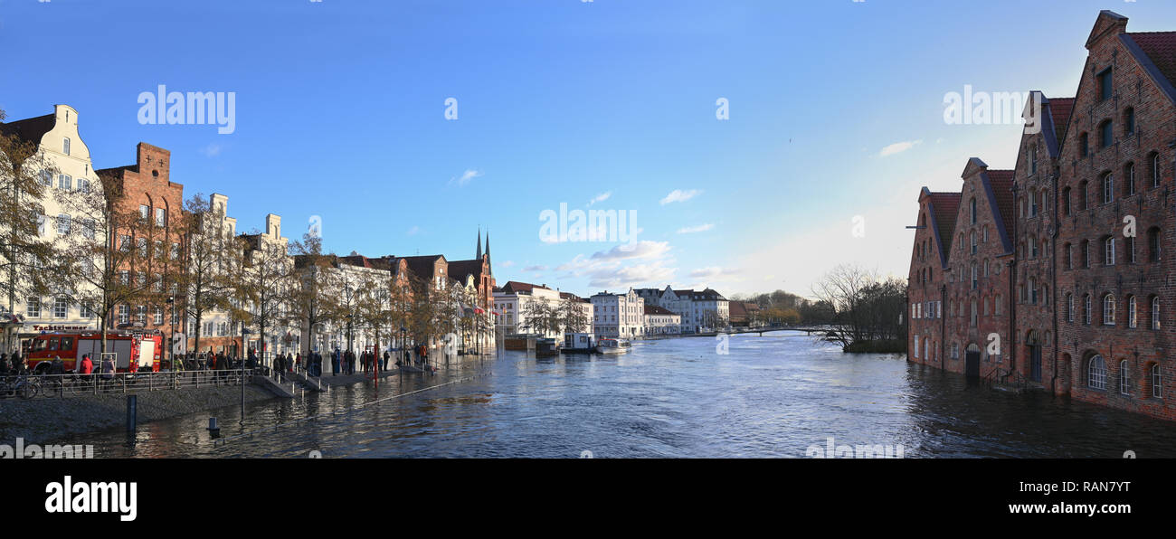 Lubecca, Germania, 2 gennaio 2019: vista panoramica, Fiume Trave con acqua alta nel centro storico di Lubecca, Germania, cielo blu, spazio di copia Foto Stock