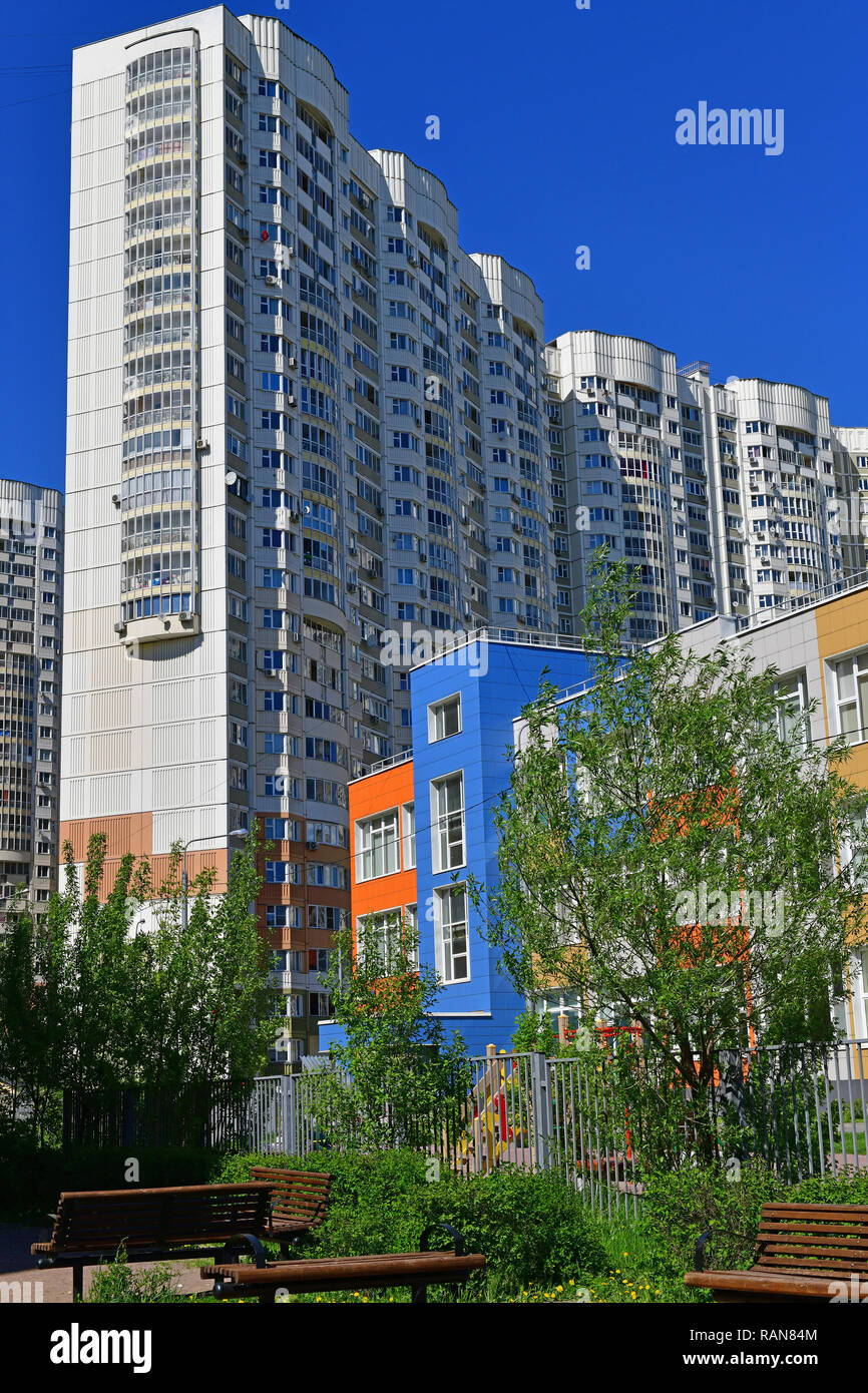 Khimki,Russia - Maggio 10. 2018. Bella stato completo scuola di istruzione primaria e secondaria Foto Stock