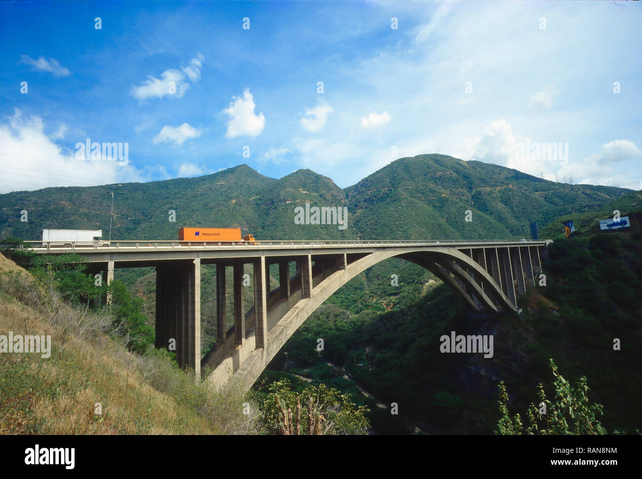 Ponte di arco sulla Autopista Caracas - La Guaira, Venezuela Foto Stock