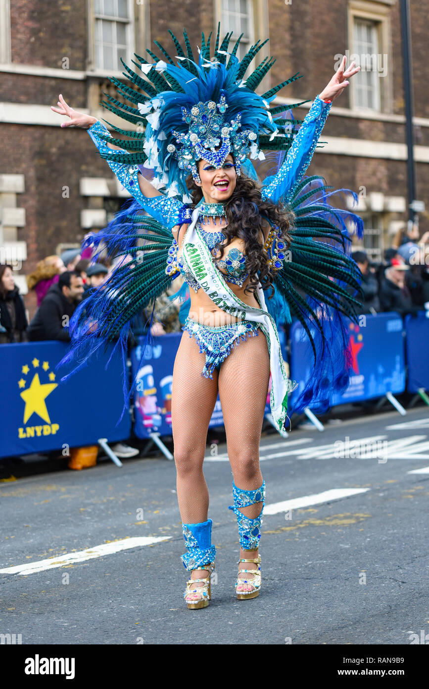 Londra Scuola di Samba UK ballerino femmina a Londra il primo giorno del nuovo anno Parade, UK. Stile brasiliano costume esotico Foto Stock