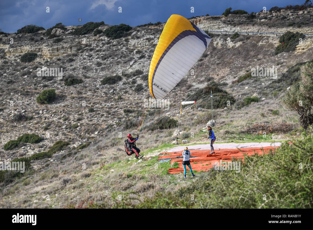 Parapendio airman Kourion, Cipro, Gleitschirmflieger Kourion, Zypern Foto Stock