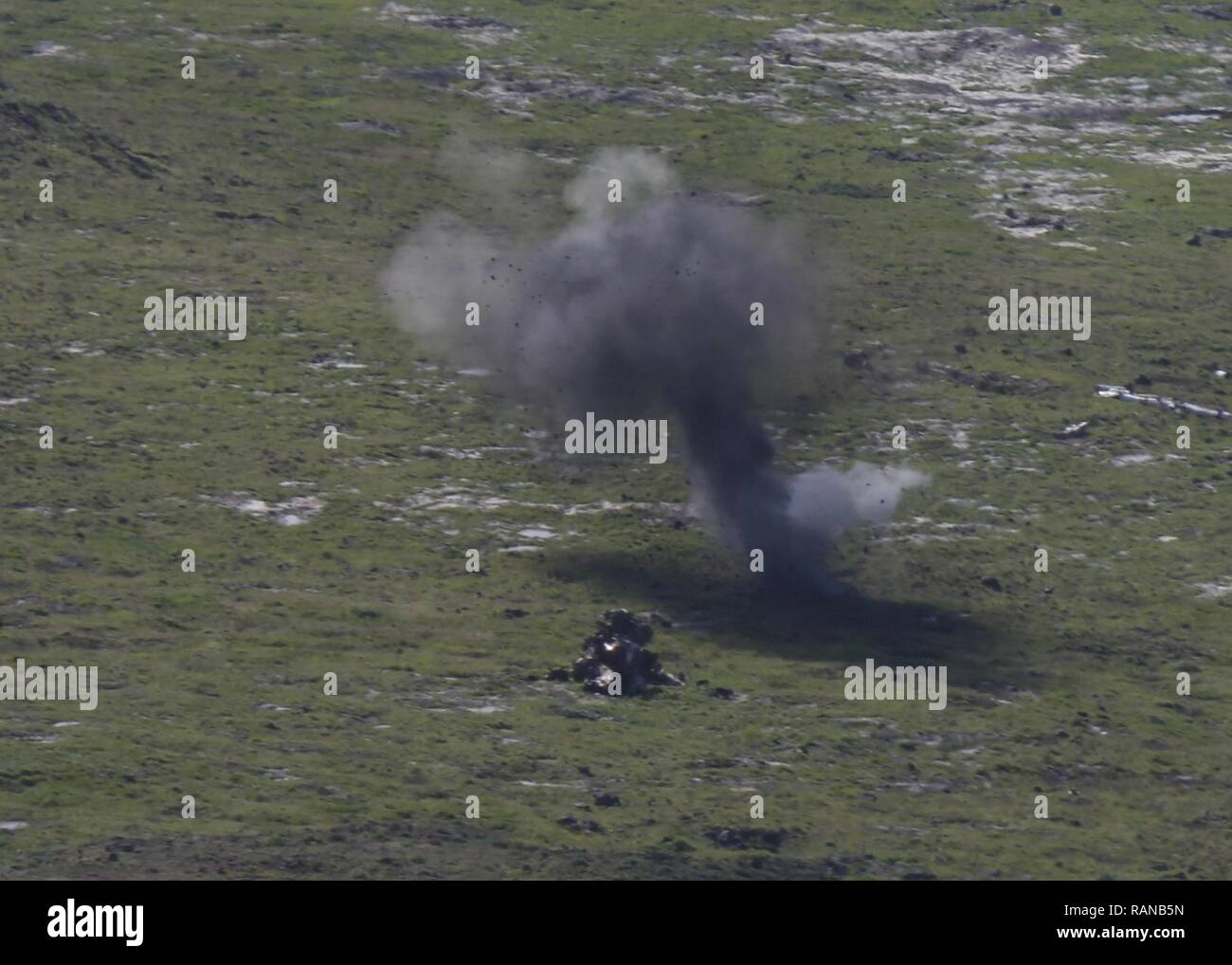 Stati Uniti Navi Militari il fuoco su bersagli al posto di osservazione 3 gamma durante i bracci di supporto di esercizio di coordinamento, di esercitare il pugno di ferro 2017 Isola di San Clemente, California, Feb 22, 2017. L'esercizio di treni sia Marines e soldati JGSDF sul coordinamento, combinati i bracci a forma di incendi di aria e di mare attività. Il pugno di ferro è un annuale, bilaterali esercizio dove gli Stati Uniti e il servizio Giapponese membri treno insieme e condividere le tecniche, tattiche e procedura per migliorare la loro complessiva capacità operative. Foto Stock