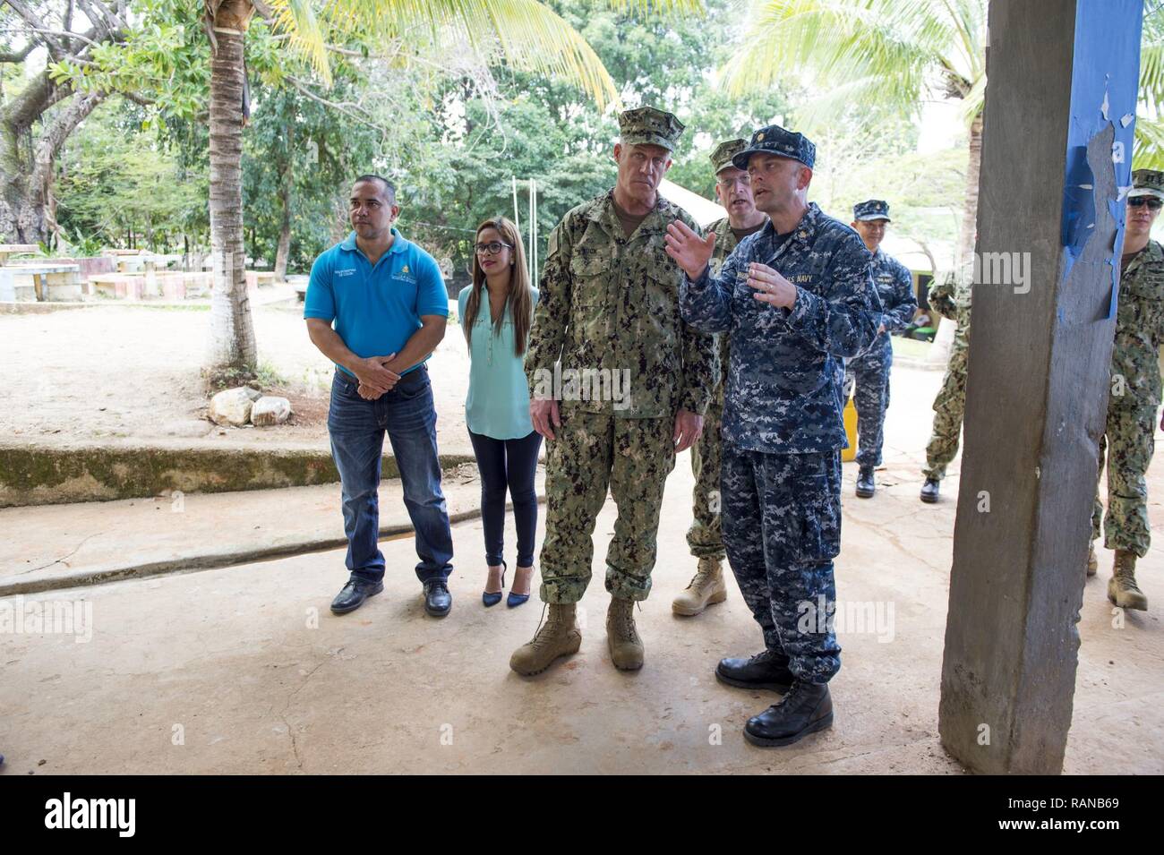 TRUJILLO, Honduras (feb. 23, 2017) - Posteriore Adm. Sean S. Buck (medio), comandante U.S. Forze Navali Comando meridionale/STATI UNITI 4a flotta NAVSO/FOURTHFLT), riceve un tour al proseguimento della promessa 2017 (CP-17) sito medico dal Lt. La Cmdr. Robert Lennon, CP-17's Medical Officer in carica, a sostegno della missione di visita a Trujillo, Honduras. CP-17 è un U.S. Comando sud-sponsorizzato e U.S. Forze Navali Comando meridionale/STATI UNITI 4a flotta-condotto di distribuzione condotta civile-militare comprendente le operazioni di assistenza umanitaria, impegni di formazione e medico, dentista e di sostegno di carattere veterinario in un Foto Stock