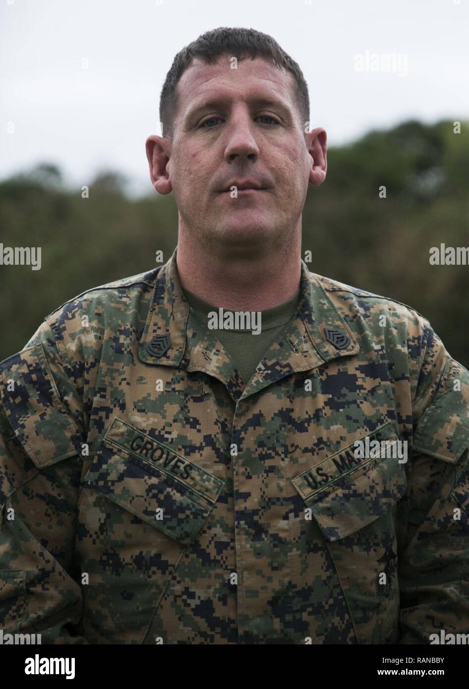 Gunnery Sgt. Todd Groves è un capo di manutenzione con piccole imbarcazioni plotone di riparazione, operazioni Expeditionary Gruppo di addestramento, III Marine Expeditionary Force. Per gli ultimi due anni ha volontariamente circa 1.000 ore per aiutare Bokusei Kinjo, un cittadino di Okinawa chi possiede un mercato agricolo nei pressi di Camp Hansen, Okinawa, in Giappone. Boschetti, da Fulton, Missouri, era un allevatore di suini in crescita e ha ora trovato un posto in Okinawa egli può chiamare casa. Foto Stock