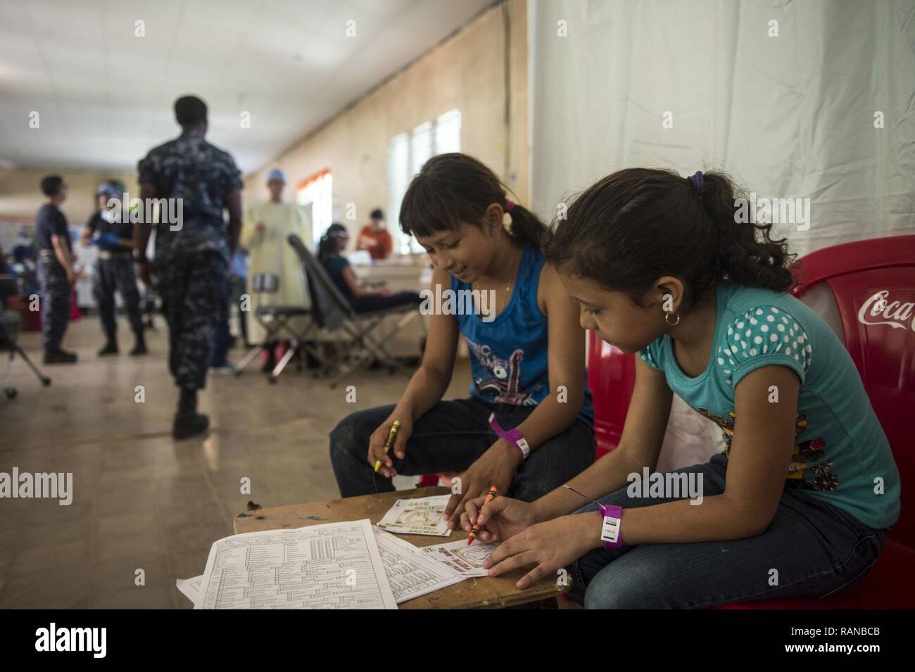 TRUJILLO, Honduras (feb. 24, 2017) - bambini colore foto educativo in attesa per la pulizia dentale per il perdurare della promessa 2017 (CP-17) sito medico a sostegno di CP-17's visita a Trujillo, Honduras. CP-17 è un U.S. Comando sud-sponsorizzato e U.S. Forze Navali Comando meridionale/STATI UNITI 4a flotta-condotto di distribuzione condotta civile-militare comprendente le operazioni di assistenza umanitaria, formazione impegni, medico, dentista e supporto di veterinari in uno sforzo per mostrare il supporto degli Stati Uniti e di impegno per l'America centrale e del Sud. Foto Stock