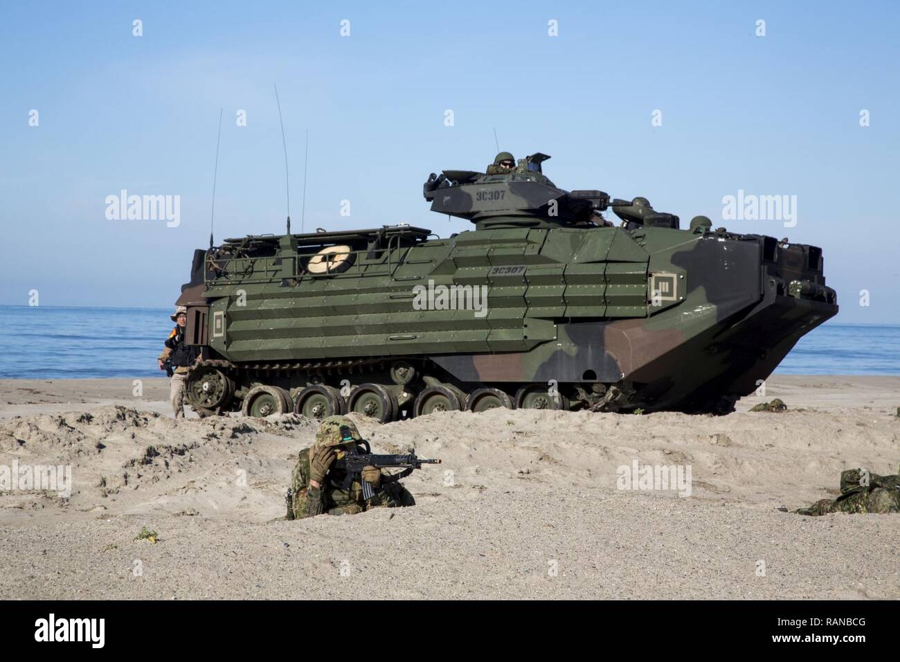 Giappone terra Self Defence Force soldati stabilire la sicurezza dopo l'uscita da un assalto veicolo anfibio, durante la fase di esercizio del pugno di ferro 2017, a bordo di Marine Corps base Camp Pendleton, California, 25 febbraio, 2017. Marines e soldati JDSGF condotto un assalto anfibio, lanciando dall'USS ancoraggio a Red Beach Area Formazione. Il pugno di ferro è un annuale, formazione bilaterale esercizio dove USA e giapponesi i membri del servizio treno insieme e condividere le tecniche, tattiche e procedure per migliorare la loro complessiva capacità operative. Foto Stock