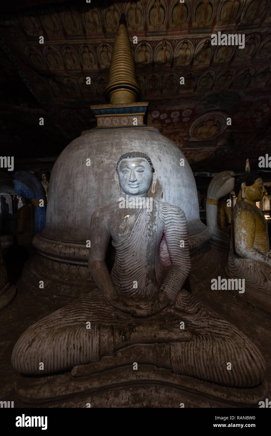 Statue di Buddha nel tempio complesso di grotte di Dambulla, Sri Lanka. Foto Stock