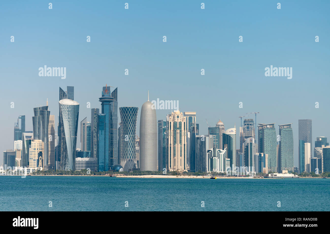 Il giorno dello Skyline di West Bay business district dal Corniche a Doha, in Qatar Foto Stock