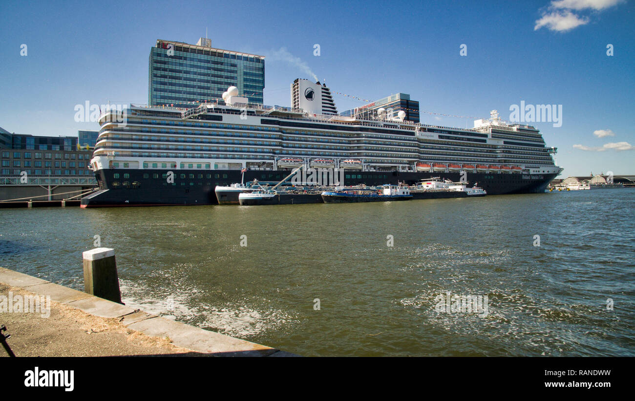 Nave da crociera "ms Koningsdam' presso il Terminal Passeggeri Amsterdam Foto Stock