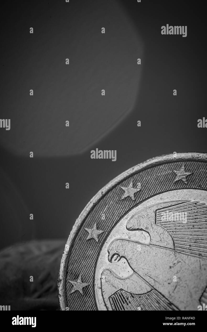 Primo piano sulla parte di una moneta in euro che mostra alcune stelle e parte di l'aquila Foto Stock