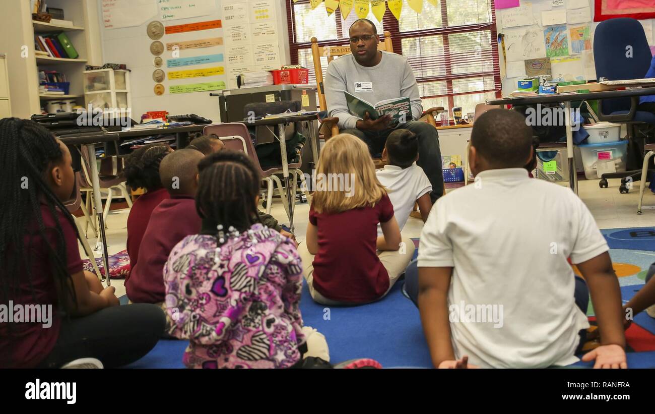 Petty Officer Seconda Classe Ray Norfleet legge a una classe a Joseph S. Shanklin Scuola Elementare, Mar. 1. Norfleet è uno dei 24 volontari del Tri-comando che leggere alle classi a Shanklin come parte di leggere attraverso l'America la settimana. I volontari sono stati invitati nella scuola per incoraggiare gli studenti a leggere e a mostrare ciò che l'istruzione può svolgere. Norfleet è un ospedale corpsman con Naval Hospital Beaufort. Foto Stock