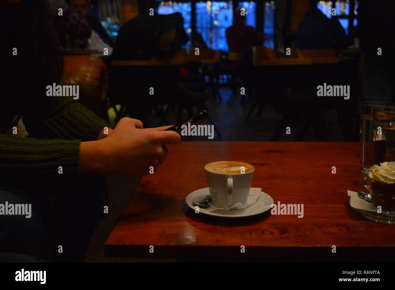 Una persona a fotografare il caffè che è sul tavolo Foto Stock