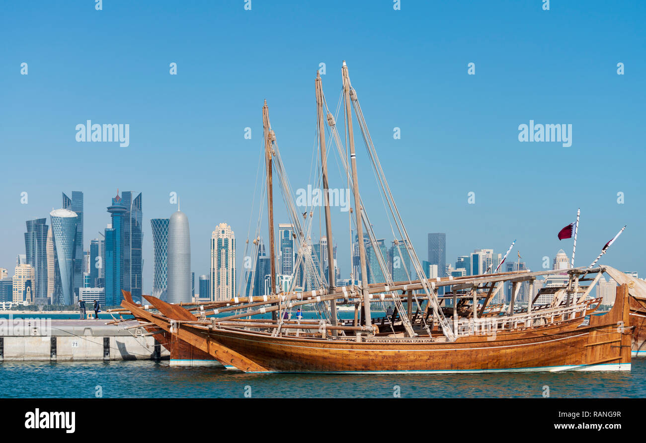 Dhow tradizionale, barche in legno e vista di West Bay business district dal Corniche a Doha, in Qatar Foto Stock