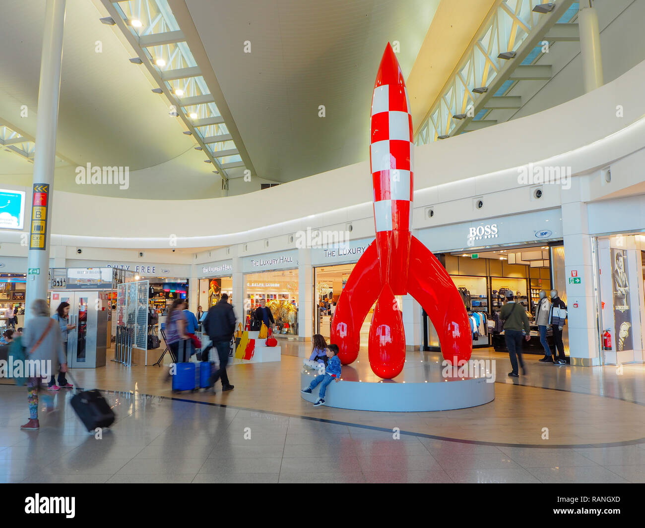 Bruxelles, Belgio - Agosto 2018: Persone in duty-free shopping area con il grande stagno Stagno rocket in mezzo all'aeroporto di Bruxelles il terminale A Foto Stock