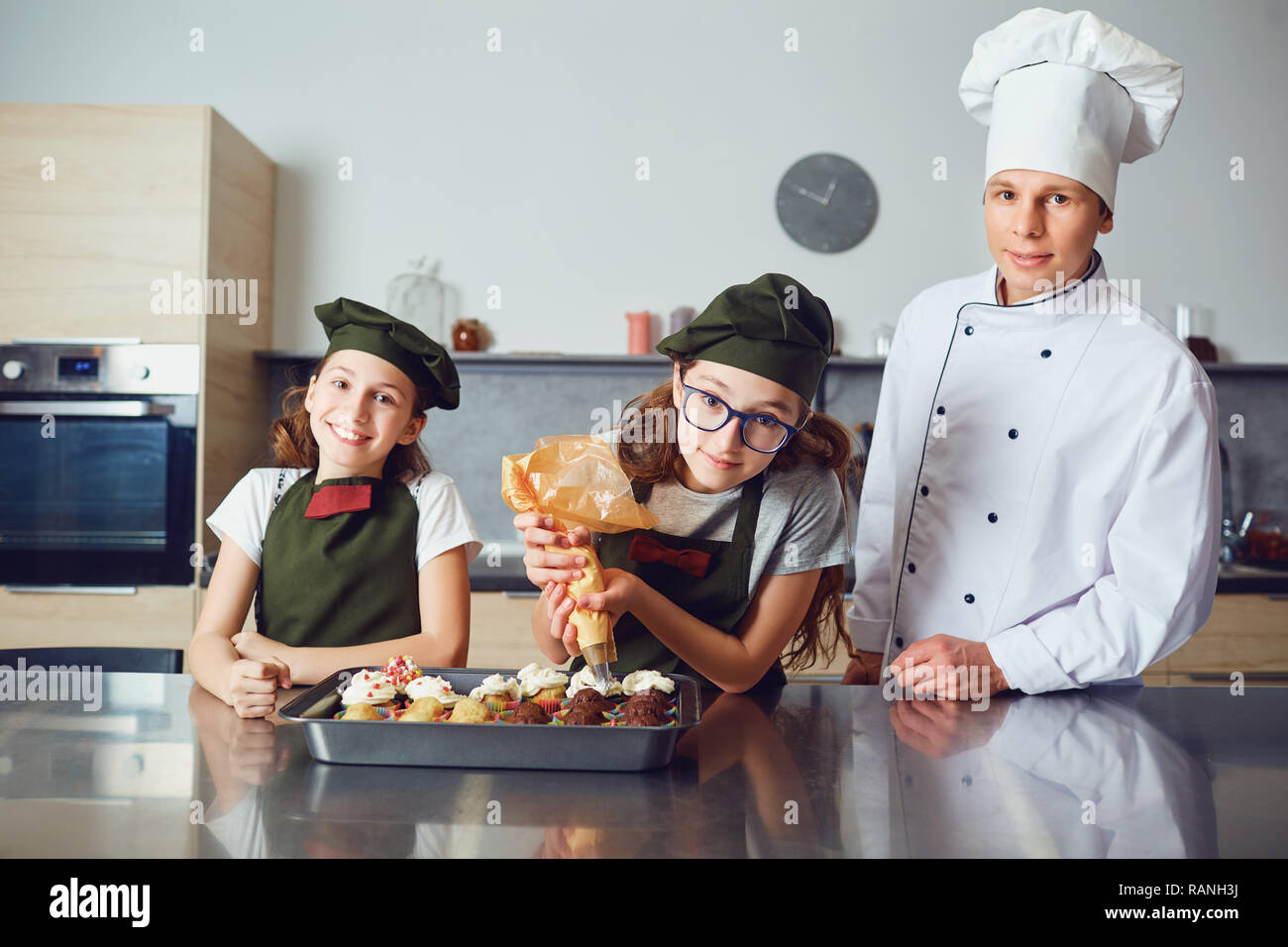 Ragazze aiutando chef al gusto dolce Foto Stock