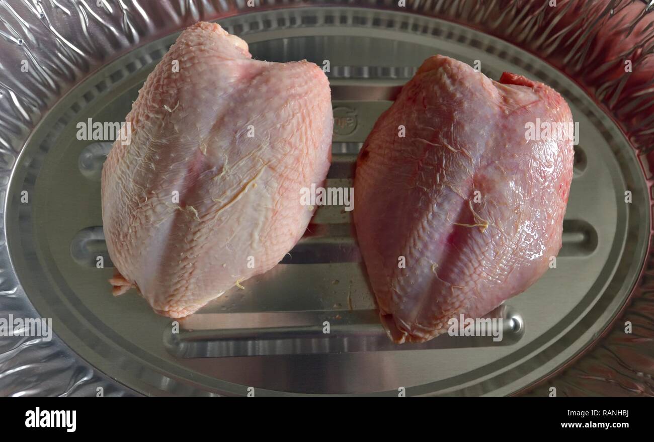 Due piccoli crudo fresco di polli in un vassoio foglio Foto Stock