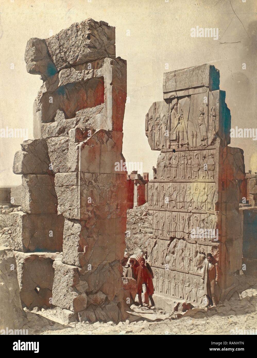 Tre uomini in posa con un rilievo del re Dario a Persepolis, attribuita a Antoine Sevruguin, c. 1880 - c. 1895 reinventato Foto Stock