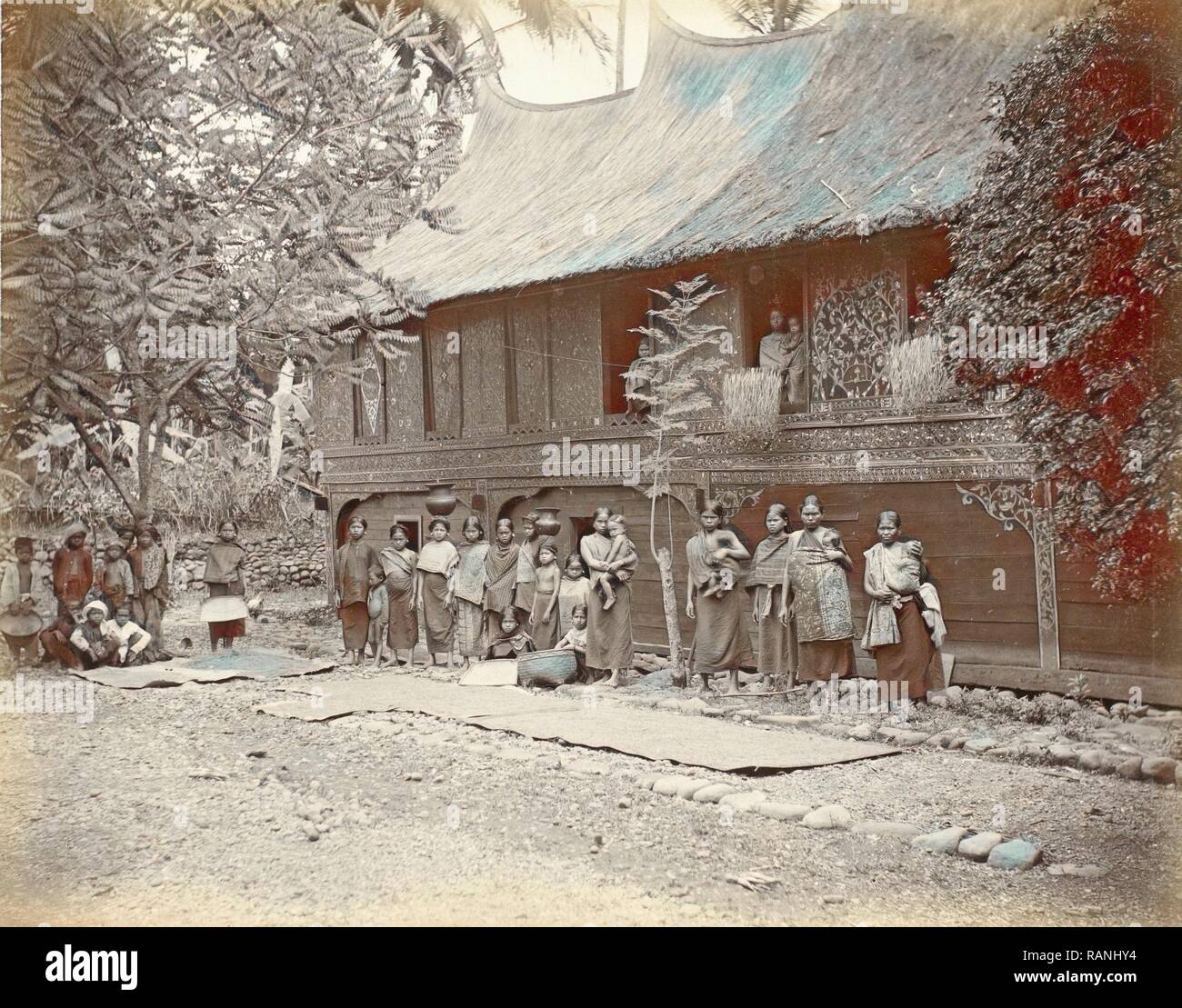 Le donne con i bambini per una casa a Sumatra, anonimo, c. 1895 - c. 1905. Reinventato da Gibon. Arte Classica con un reinventato Foto Stock