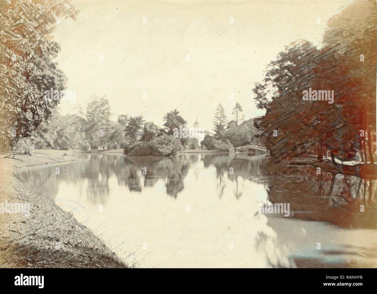 Acqua nelle Indie orientali olandesi alla fine con un ponte e un campanile di una chiesa, anonimo, c. 1895 - c. 1905. Reinventato Foto Stock